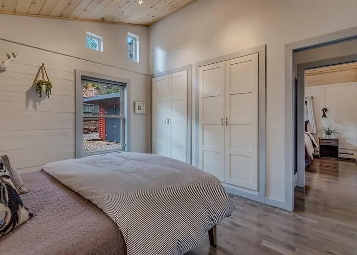 Cozy Modern House Seconds From Roaring Fork River